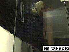 Rosyjska MILF Nikita Von James drażni się pod prysznicem