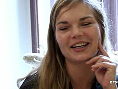 امرأة الهواة من الدنمارك تستمتع باللعب الشرجية باستخدام قضيب اصطناعي زجاجي