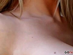 Busty blonde MILF pronkt met haar verbazingwekkende orale vaardigheden in een hete video