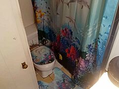 Amaterski par je bil posnet s skrivno kamero v kopalnici