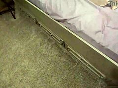 Aziatische stiefdochter wordt geneukt door haar stiefvader in bed