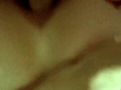 Wideo POV z dojrzałą kobietą bawiącą się zabawą analną i pochwową z zapalniczką tyłkową jednorożca