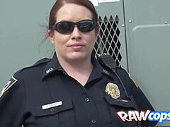 Interracial trekant med vackra feta kvinnliga poliser och en stor penis