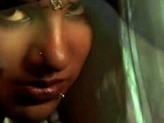 Busty Indian MILF on tuhma tanssilattialla softcore-videossa