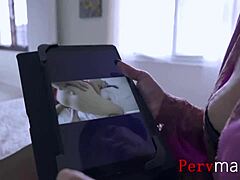 붓아들이 제시카 라이언과 함께 포르노를 보는 태부 가족 비디오