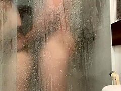 Un cuplu de amatori se bucură de sex anal fierbinte și se masturbează în baie