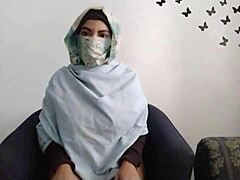 Seorang gadis Arab yang mengenakan jilbab menikmati dirinya sendiri dan menyemprotkan air mani saat suaminya pergi