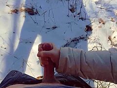 Amateur MILF geeft een hete en natte pijpbeurt in het bos