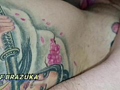 Латино аматьорска мащеха получава вагината си облизана и еякулирана в домашно порно