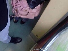 Vzrušený ženatý pozorovatel výklenků se nechutná ve vlaku