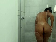 Latina stedsøster bliver fanget på skjult kamera, mens hun tager et bad med en stor røv