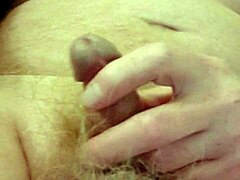 Punapää saa karvaisen kalunsa sormella soolo-masturbaatiovideoon