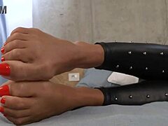Присъстващи метрофетши модели: преживяване на фемдом с крака и ръка
