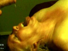 Uma loira sexy recebe um tratamento facial bagunçado depois de sexo em grupo intenso
