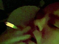 Abby, istri seksi, menjadi nakal dengan penisnya yang besar dan merokok