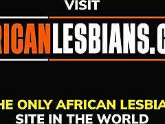 Kauniit ibeninväriset lesbot tutustuvat toistensa kehoihin kotitekoisessa videossa