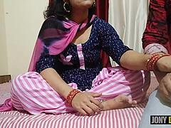 Indická nevlastná teta má análny sex so svojím nevlastným synom