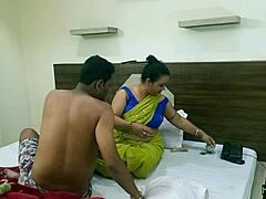 איש עסקים הודי מספק את תשוקותיו המלוכלכות עם משרתת מלון לוהטת