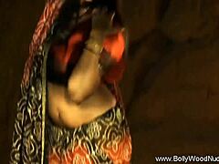 Een mooie brunette uit Bollywood geeft een sensuele dansvoorstelling