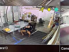 Den store-bruste sekretær blev fanget på webcam, mens hun onanerede