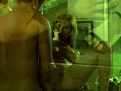 Erregte Frau mit durchbohrter Klitoris bekommt nach der Dusche ihre Muschi geleckt und gefickt