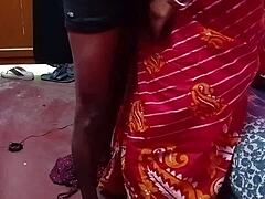 امرأة هندية ذات ثديين كبيرين يتم القبض عليها ومضاجعتها بقوة في مهبلها الضيق
