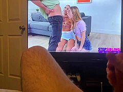 Sexy MILF masturbuje na porno videu