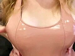 Juicy masturberen instructie aanbidt haar natuurlijke borsten en kont in latex jurk