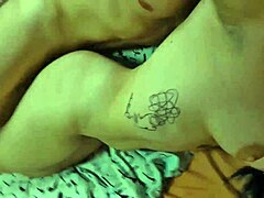 Une adolescente tatouée aime les positions variées et la gorge profonde