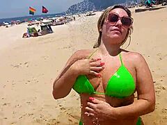 Blonde MILF spritzt am Strand von Copacabana