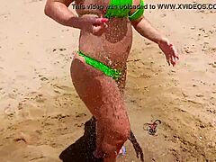 MILF loira ejacula na praia de Copacabana