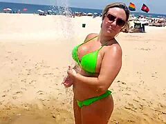 Blond MILF ejakuluje na pláži Copacabana