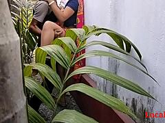 Reife indische Frau in Saree hat Sex im Garten