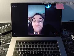 Seks in masturbacija s špansko milfo na spletni kameri