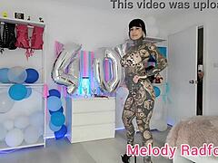 Video casero de la pornostar australiana Melody Radford en una pequeña falda negra y bikini