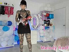 Australialaisen pornotähden Melody Radfordin kotitekoinen video pienessä mustassa hameessa ja bikineissä