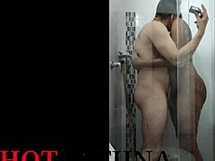 En colombiansk kvinne har sex i dusjen med stedsønnen sin