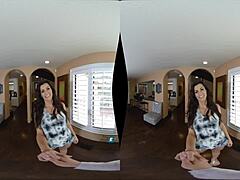 Porno in realtà virtuale con una MILF mora tettona
