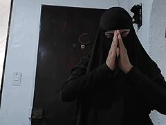 MILF Arab dengan jilbab hitam mengendarai mainan anal dan menyemprotkan air mani di webcam