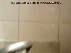 Σεξουαλική εξωτερική πίπα με θετή μητέρα και γιο στο μπάνιο στο Camsluttygirls