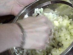 Fetish seven anne Frina, külotunda çay için lezzetli ve sağlıklı soğan krepleri pişirir