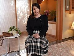 Mina Matsuokas, uma mulher casada, experimenta pela primeira vez sexo com seios e creampie
