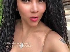 Alizee Sanzeth, en amatør milf, viser sine naturlige bryster frem i en pornovideo