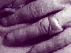 Le fighe mature e pelose si uniscono in un video porno vintage