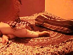 Бхаби са великим дупетом даје сензуалну масажу свом дези партнеру