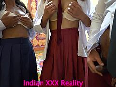 Intialaisen teini-ikäisen kotitekoinen seksivideo kotitekoisella hindi-äänellä