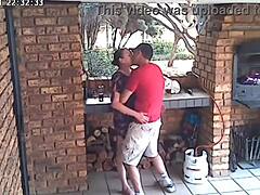 Hemlig kamera fångar otrogen fru och grannens oskyldiga 18-åring