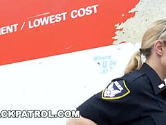 En MILF med store bryster rider en svart patruljeoffiser i HD-video