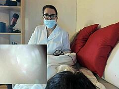 Le docteur Nicoletta donne à sa patiente un examen vaginal et une pipe mémorable