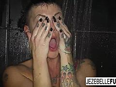 Jezebelle Bonds memantulkan payudaranya yang besar saat dia basah saat mandi